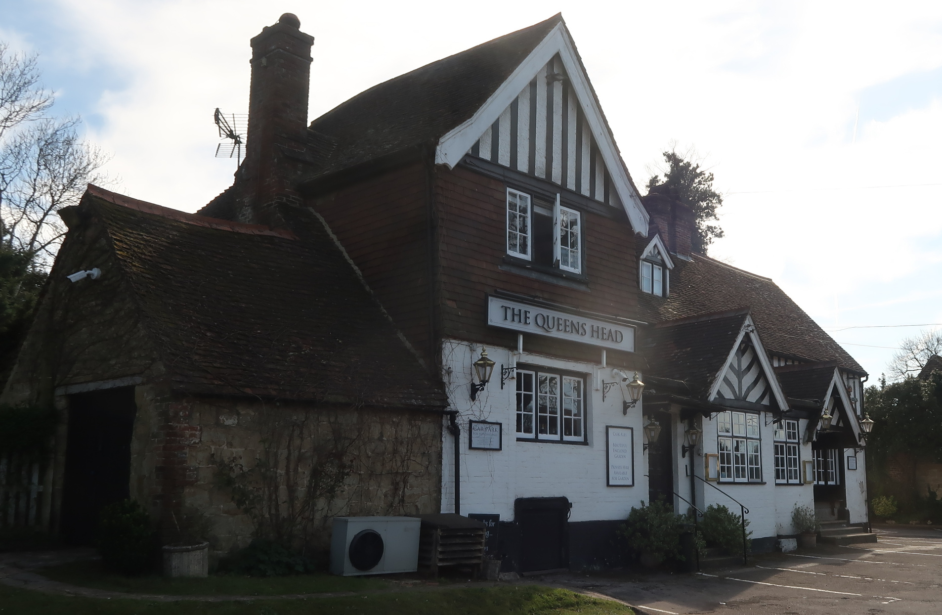 Nutfield - The Queens Head.jpg